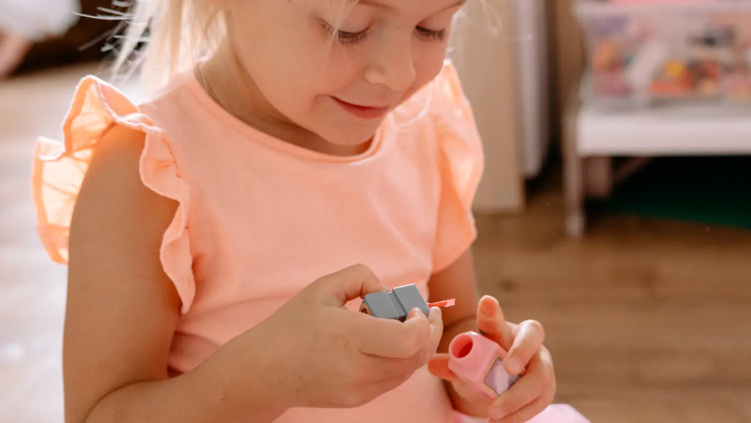 Holčička češe panenku u stolečku z kufříku salon krásy Buddy Toys BGP 2023