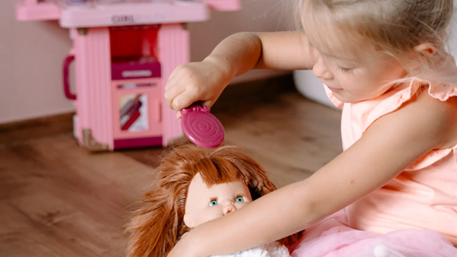 Holčička se dívá do zrcadla kufříku salon krásy Buddy Toys BGP 2023