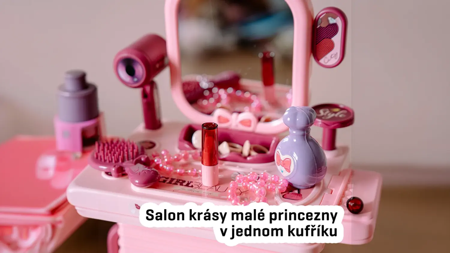Holčička lakuje nehty panence lakem z kufříku salon krásy Buddy Toys BGP 2023