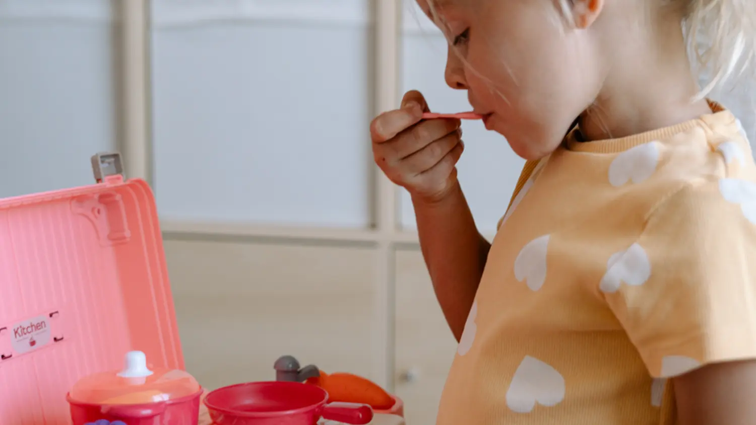Holčička si hraje s kufříkem kuchyňka Buddy Toys BGP 2025
