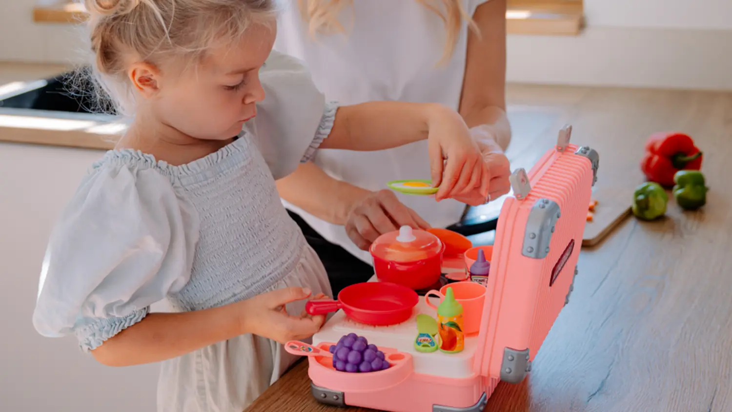 Holčička a miminka si hrají s kufříkem kuchyňka Buddy Toys BGP 2025