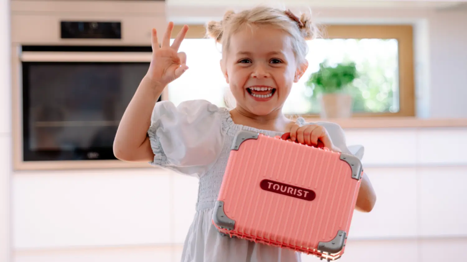 Šťastná holčička s kufříkem kuchyňka Buddy Toys BGP 2025 v ruce