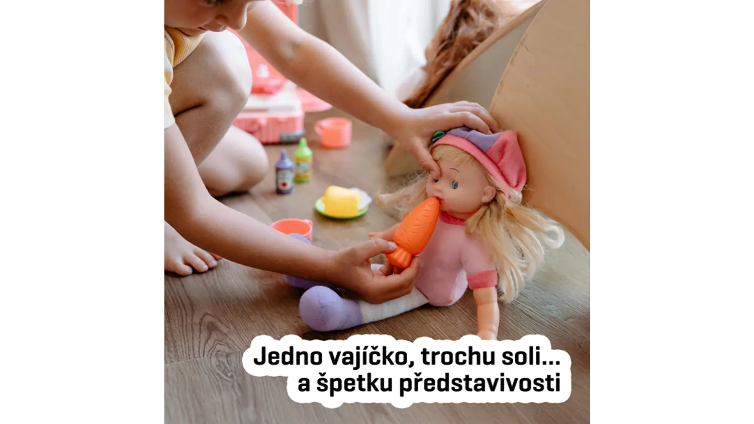 Holčička si hraje s panenkou a kufříkem kuchyňka Buddy Toys BGP 2025