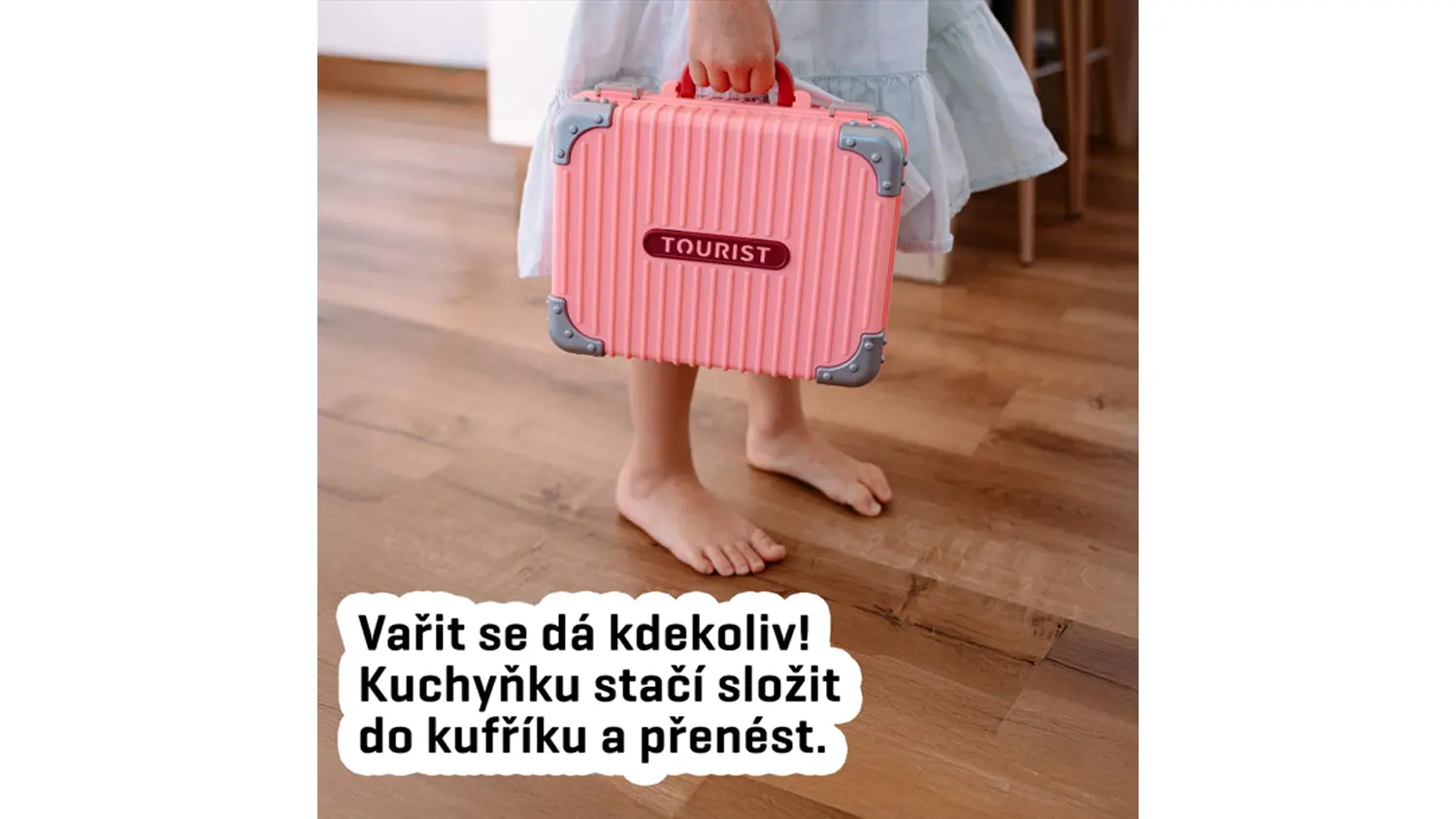 Holčička nese kufřík kuchyňka Buddy Toys BGP 2025
