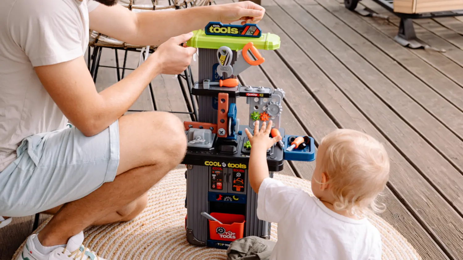 Otec si hraje s dítětem s kufrem dílna Buddy Toys BGP 3022