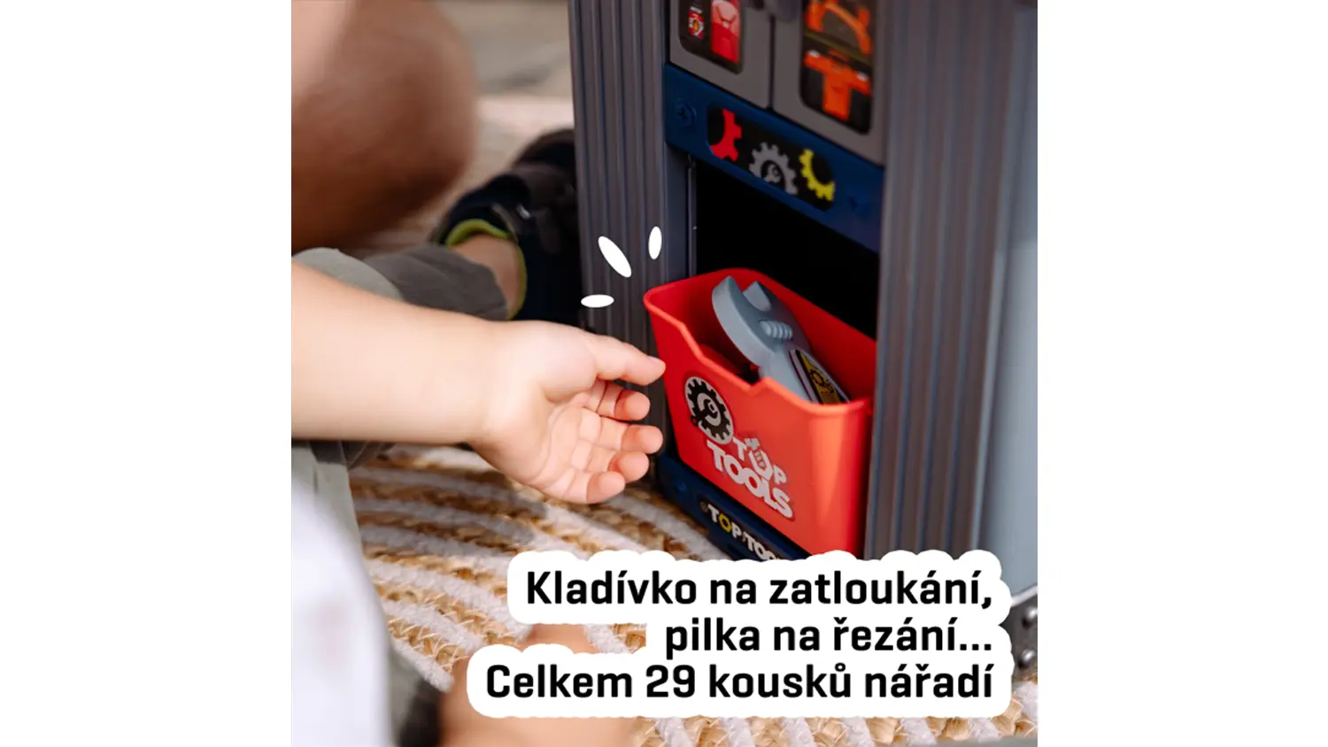 Detail na dětskou ruku, která si hraje s kufrem dílna Buddy Toys BGP 3022