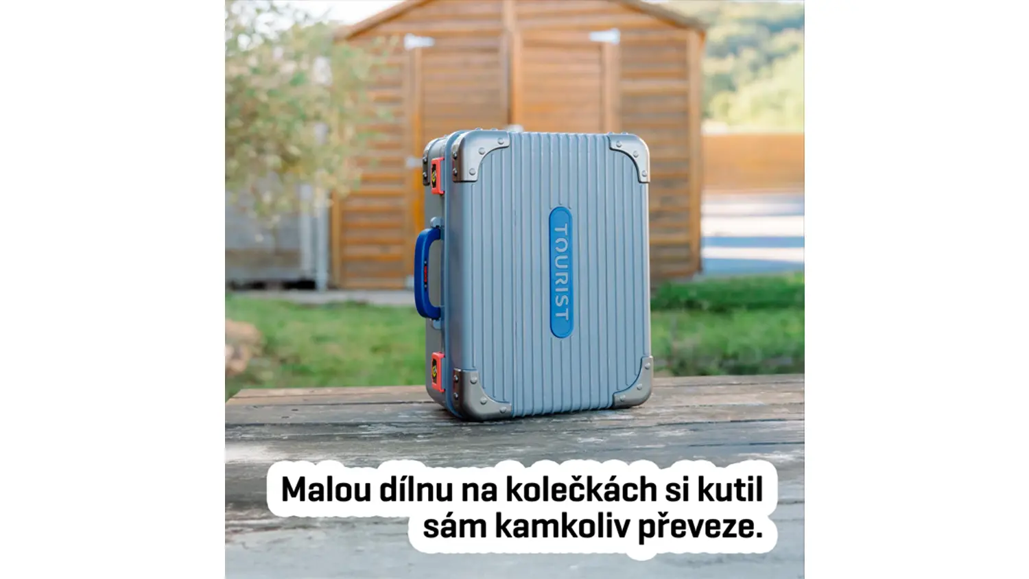 Kufr dílna Buddy Toys BGP 3022 položený venku na zahradě
