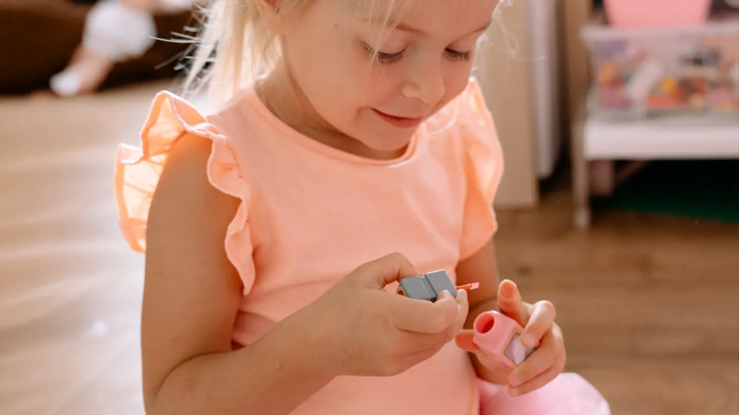 Holčička drží v ruce lak na nehty z kufru salon krásy Buddy Toys BGP 3023
