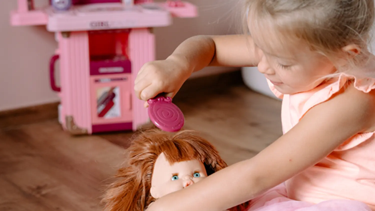 Holčička češe panenku s kufrem salon krásy Buddy Toys BGP 3023 v pozadí