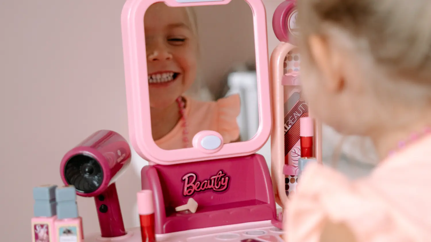 Holčička se dívá do zrcadla kufru salon krásy Buddy Toys BGP 3023