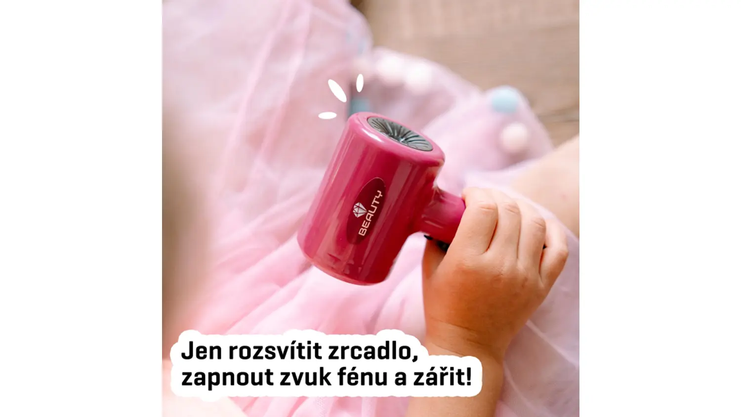 Dětská ruka drží fén z kufru salon krásy Buddy Toys BGP 3023