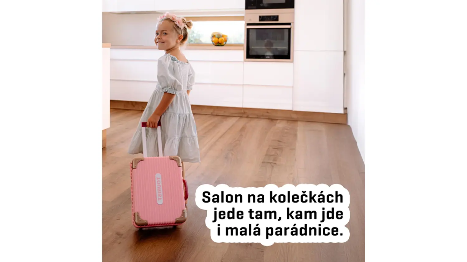 Holčička si veze kufr salon krásy Buddy Toys BGP 3023 v kuchyni
