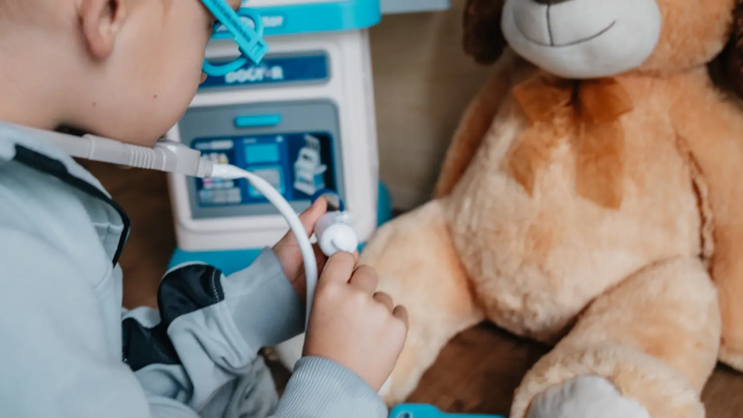 Chlapeček léčí plyšáka s lékařským vozíkem Buddy Toys BGP 4114