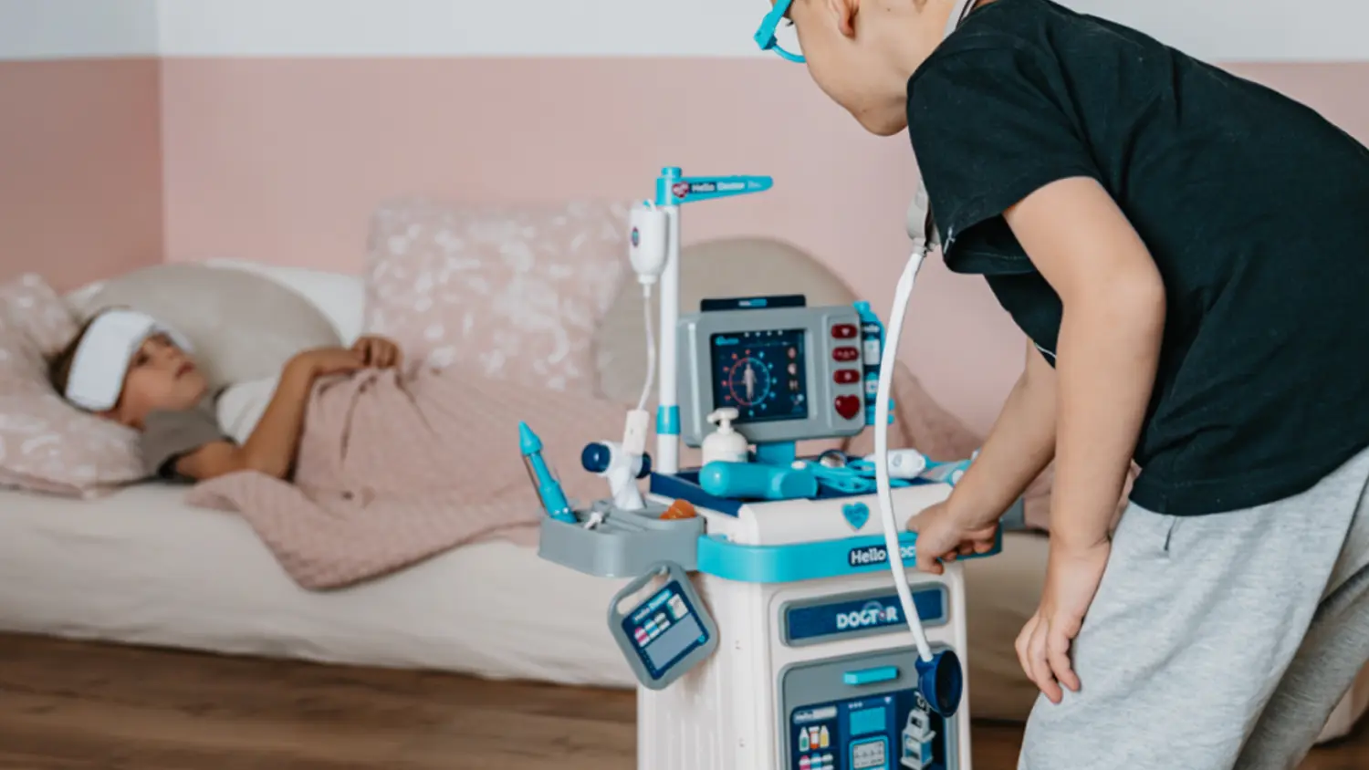 Chlapeček si veze lékařský vozík Buddy Toys BGP 4114