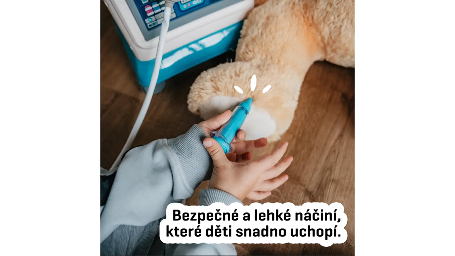 Chlapeček dává plyšákovi injekci z lékařského vozíku Buddy Toys BGP 4114