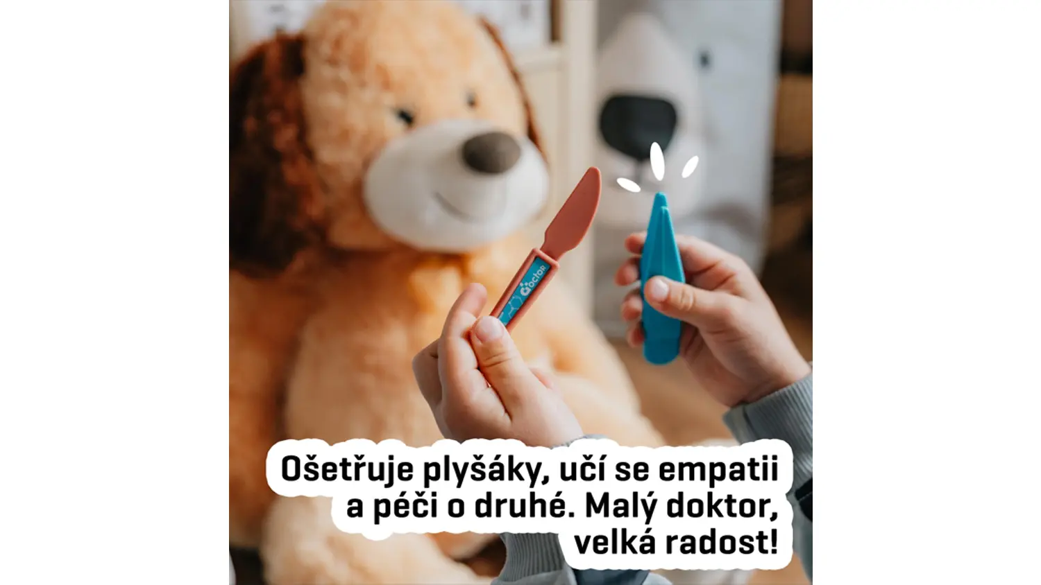 Dětské ruce drží plastové lékařské nástroje