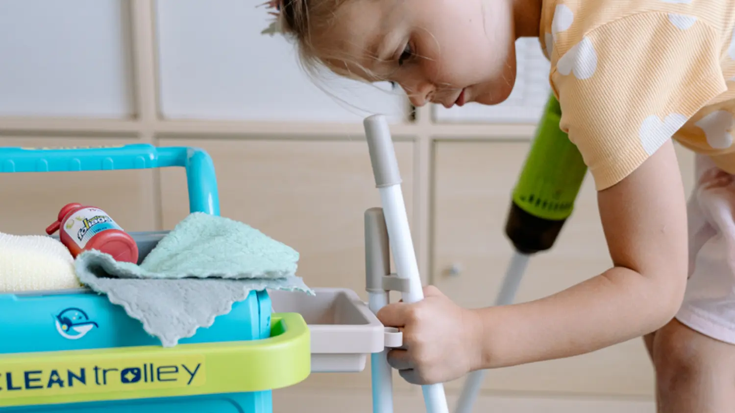 Holčička si hraje s úklidovým vozíkem Buddy Toys BGP 4116