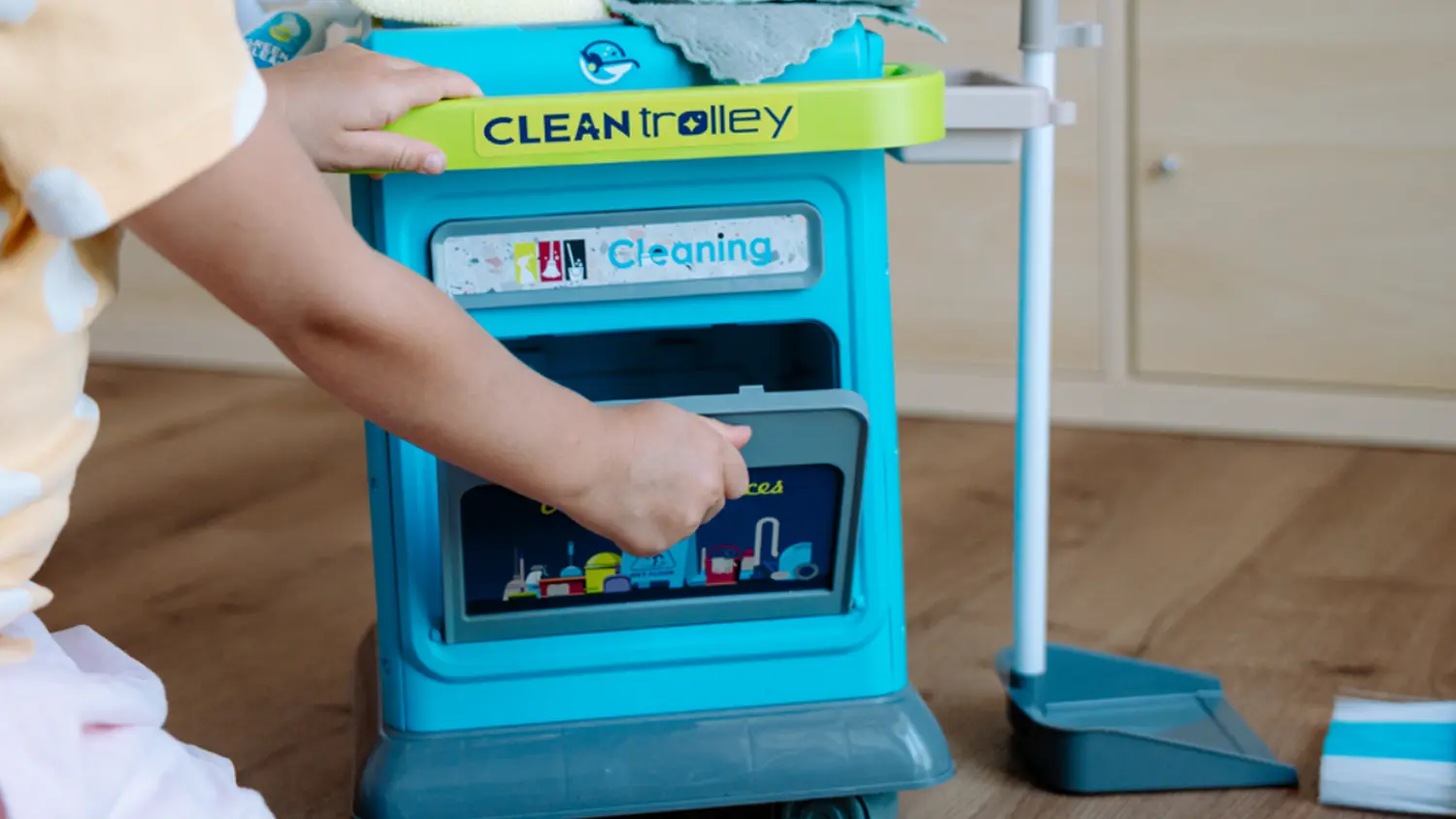 Dětská ruka otevírá úklidový vozík Buddy Toys BGP 4116