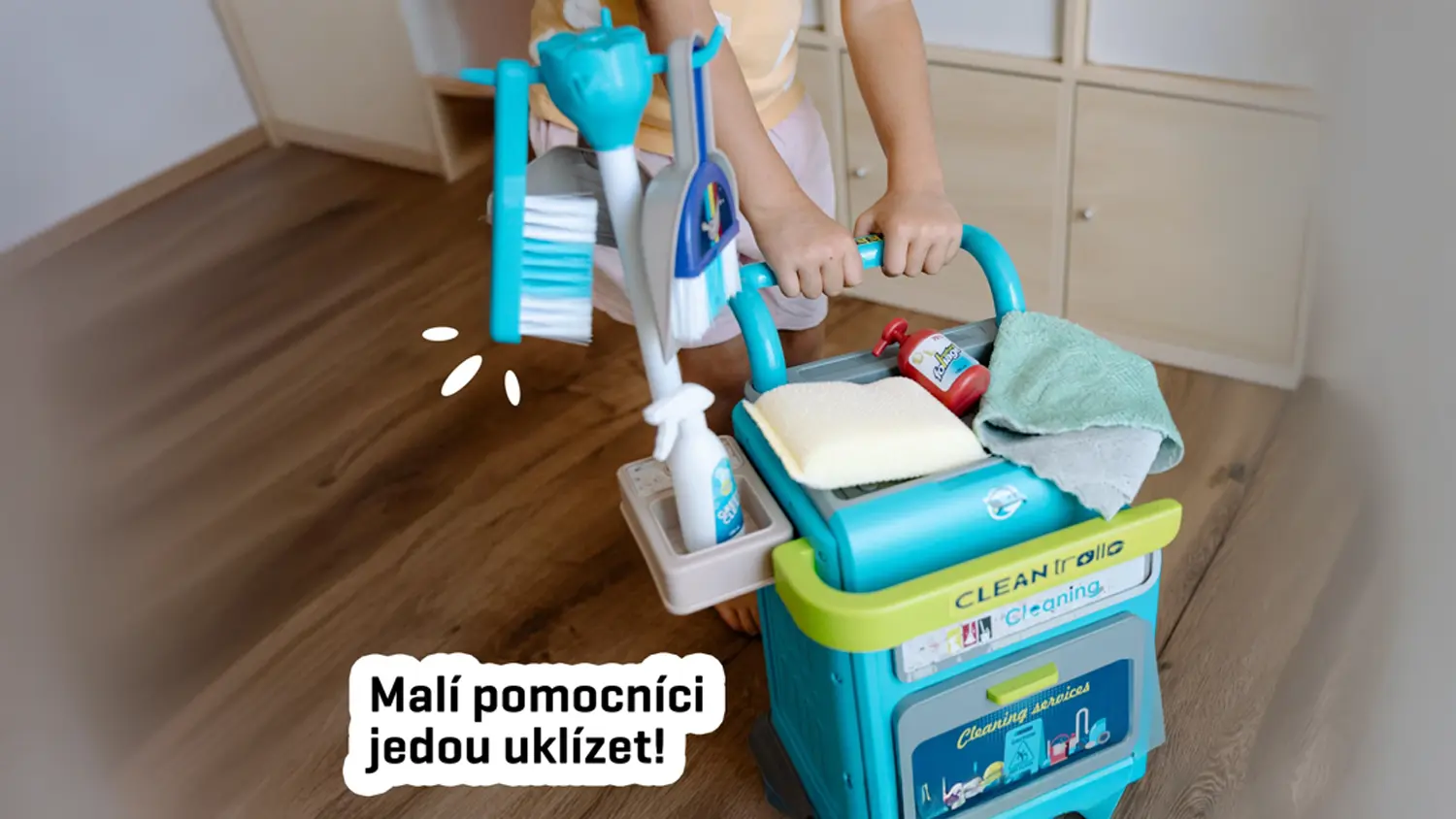 Dítě veze úklidový vozík Buddy Toys BGP 4116