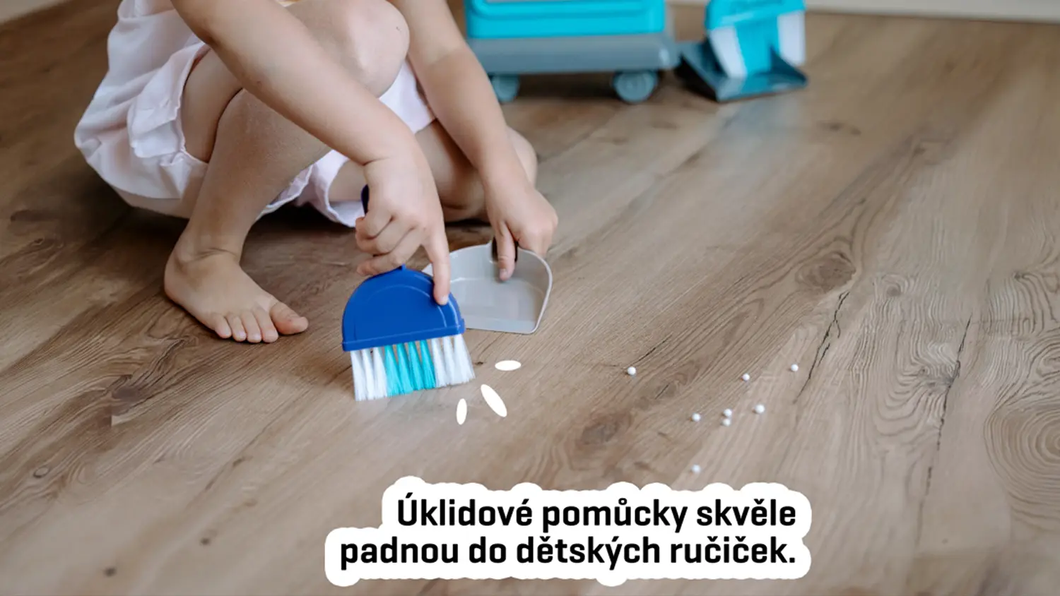 Detail na dětské ruce zametající smetáčkem z úklidového vozíku Buddy Toys BGP 4116