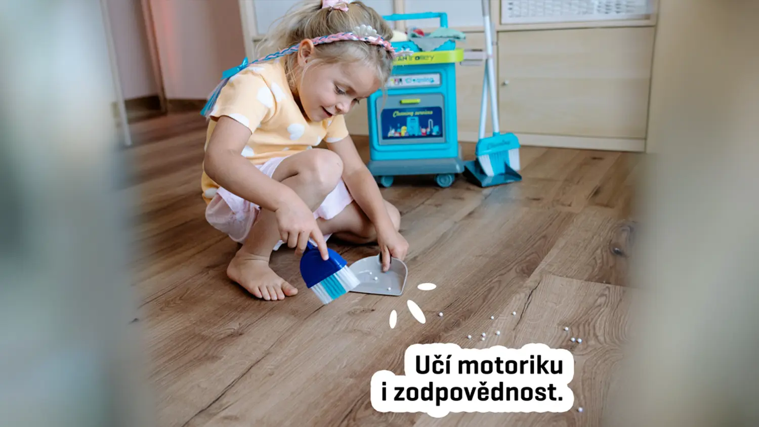 Holčička zametá se smetáčkem z úklidového vozíku Buddy Toys BGP 4116