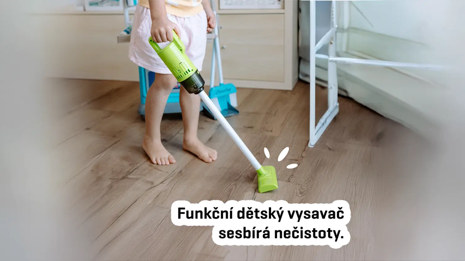 Holčička drží v ruce vysavač z úklidového vozíku Buddy Toys BGP 4116