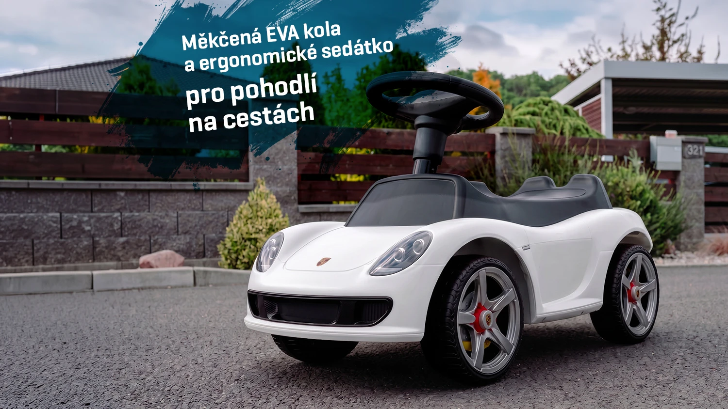 Detské odrážadlo Porsche Carrera GT na ceste pred domom s textom o kolesách a ergonómii