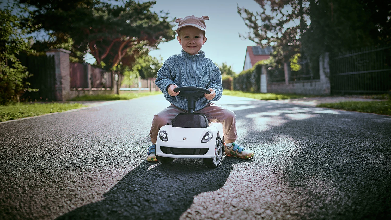Chlapček jazdí na detskom odrážadle Porsche Carrera GT od Buddy Toys