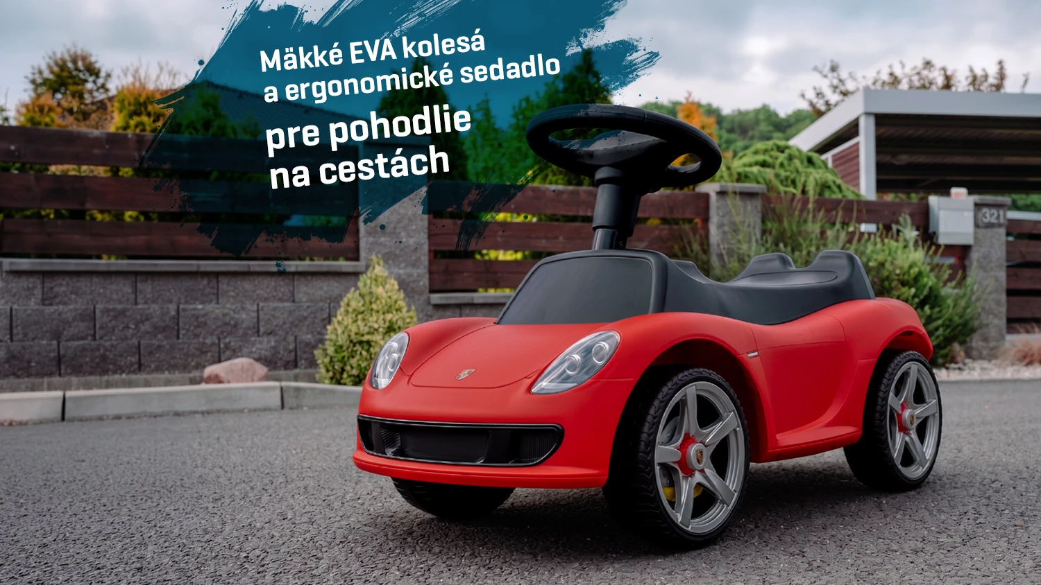 Detské odrážadlo Porsche Carrera GT na ceste pred domom s textom o kolesách a ergonómii