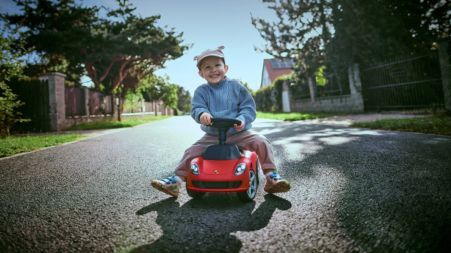 Chlapček jazdí na detskom odrážadle Porsche Carrera GT od Buddy Toys