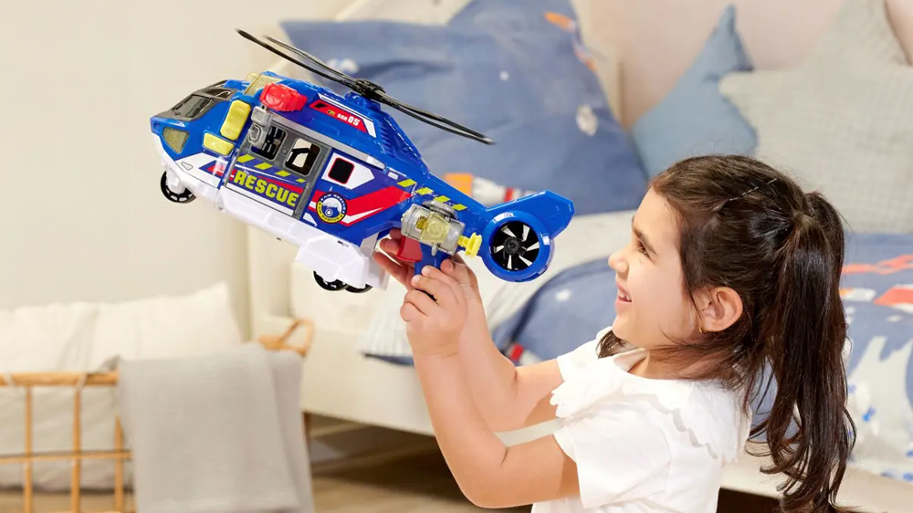 Holčička si hraje se záchranářskou helikoptérou Dickie Toys_02