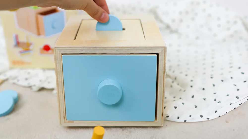 Ruka vkl&aacute;daj&iacute;c&iacute; minci do vkl&aacute;dačky EDUkid EK090319 Montessori box 4v1_02