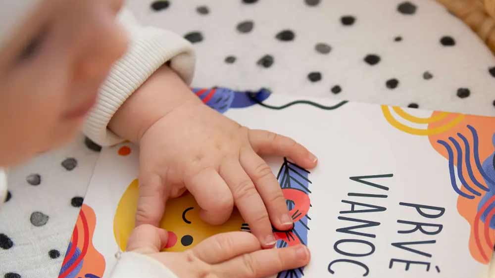 Miminko ležící na bříšku a pod ručičkami má milníkovou kartičku ze sady Milníkové a kontrastní kartičky EDUKID EK231013_04