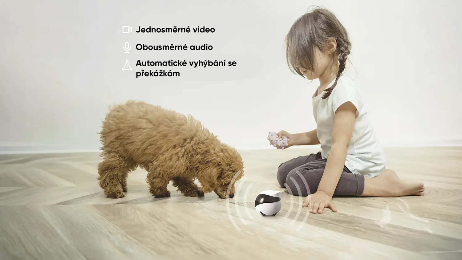 Dieťa sa hrá so psom pri robotickom spoločníkovi Enabot EBO SE
