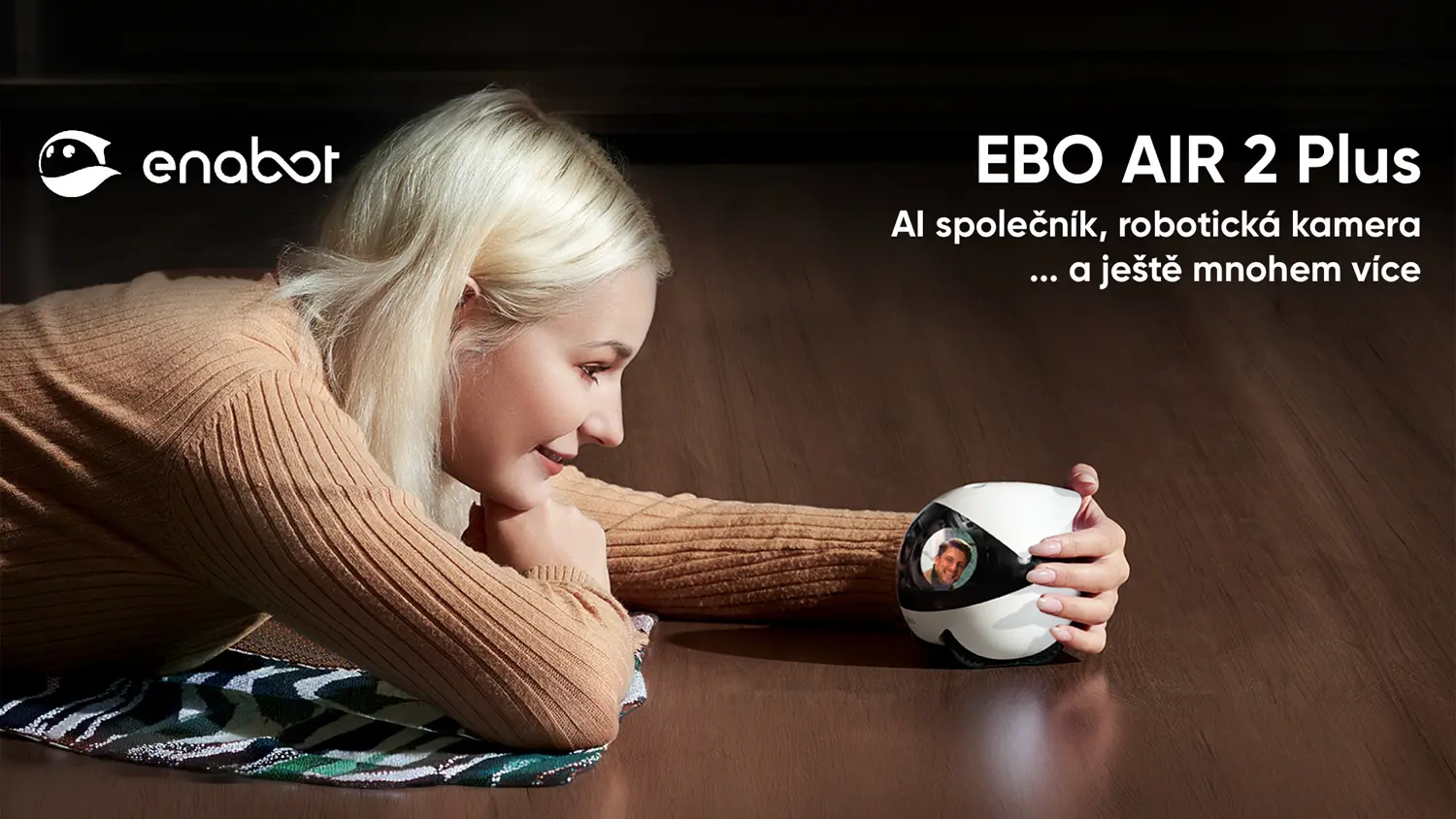Dievča s robotick&yacute;m AI spoločn&iacute;kom