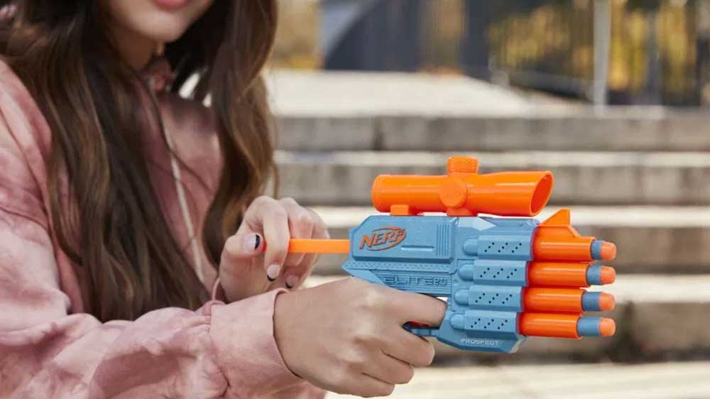 Nerf Elite 2.0 Hasbro Prospect 14F4190 drží mladá slečna_02
