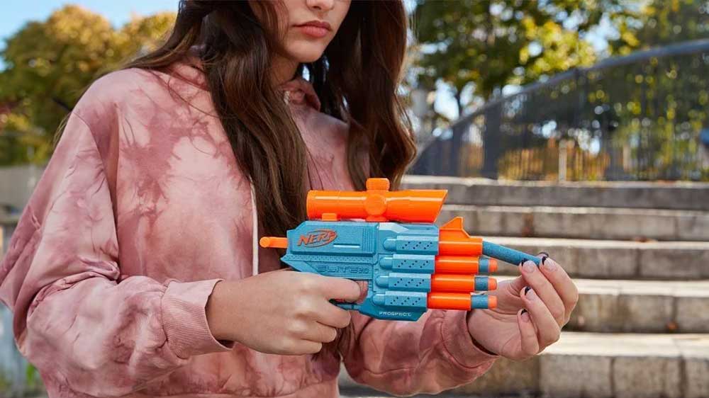 Mladá slečna nabíjí Nerf Elite 2.0 Hasbro Prospect 14F4190 _03