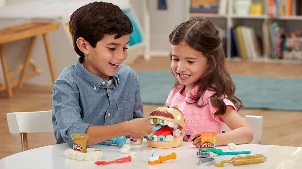 Děti si hrají s modelovací hmotou PLAY-DOH Zubař_02