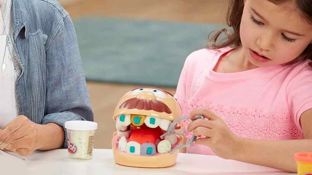 Holčička si hraje s herní sadou a modelovací hmotou PLAY-DOH Zubař_04