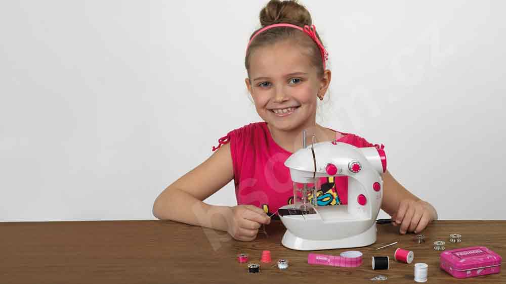 Dětský šicí stroj KLEIN 7901 a usměvavá holčička_02