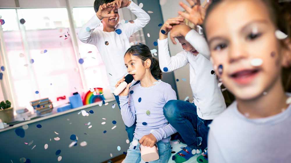 Děti zpívají s Bluetooth Karaoke setem LALARMA LALAR-SPEAKBLMICH-ROSE_03