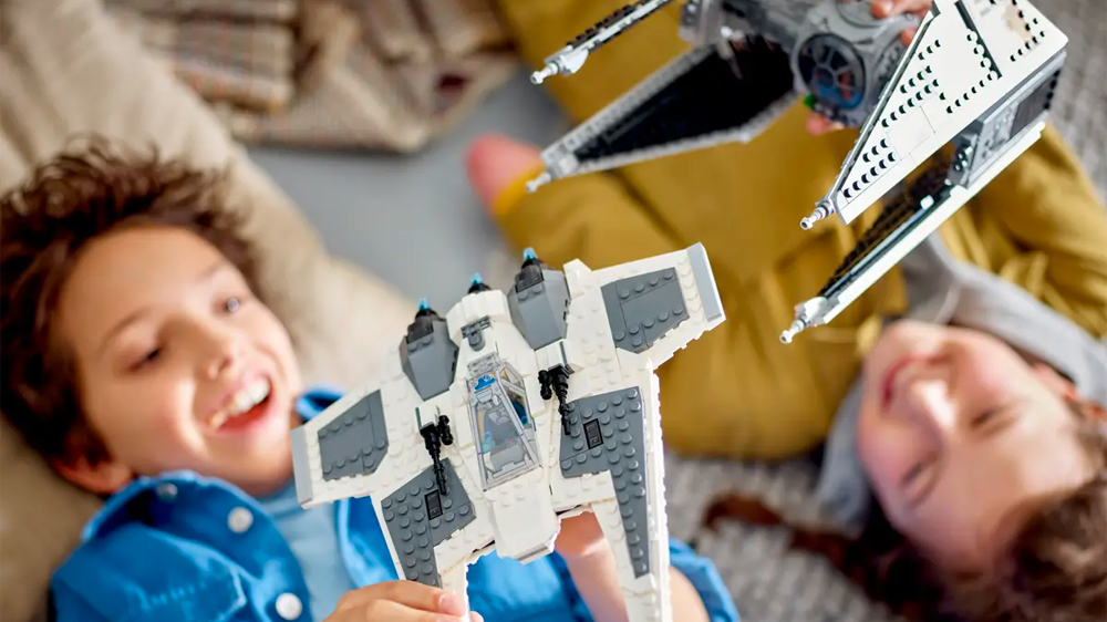 Stavebnice LEGO® Star Wars 75348 Mandalorianská stíhačka třídy Fang proti TIE Interceptoru