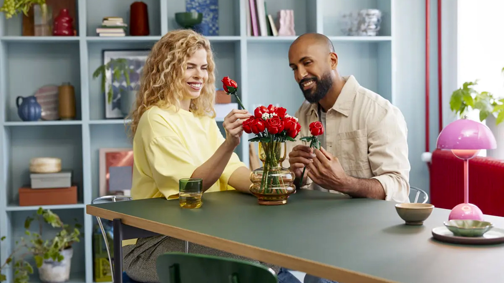 Žena a muž skládají LEGO® Icons 10328 Kytice růží_02