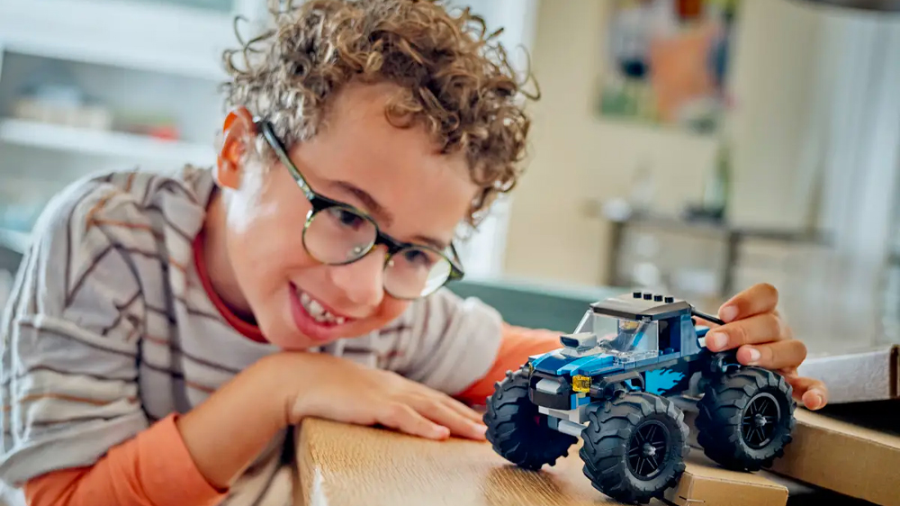 Chlapec si hraje stavebnicí LEGO® City 60402 Modrý monster truck EW_03