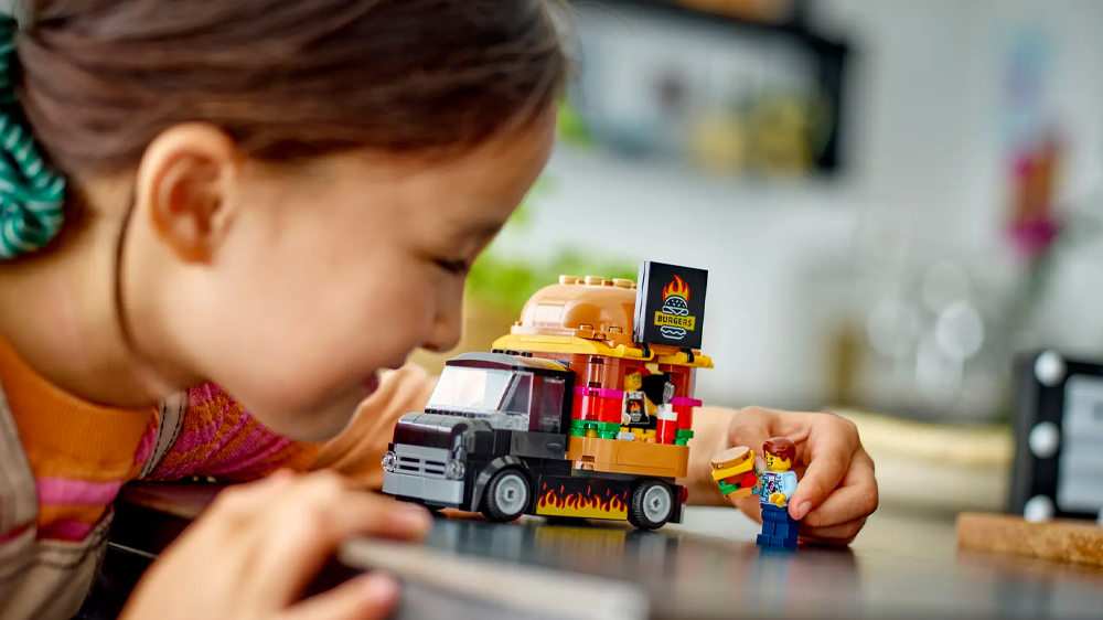 Dívka se stavebnicí LEGO® City 60404 Hamburgerový truck EW_03