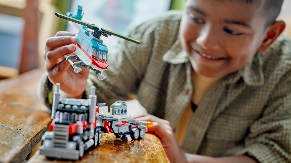Stavebnice LEGO® Creator 3 v 1 Náklaďák s plochou korbou a helikoptéra 31146