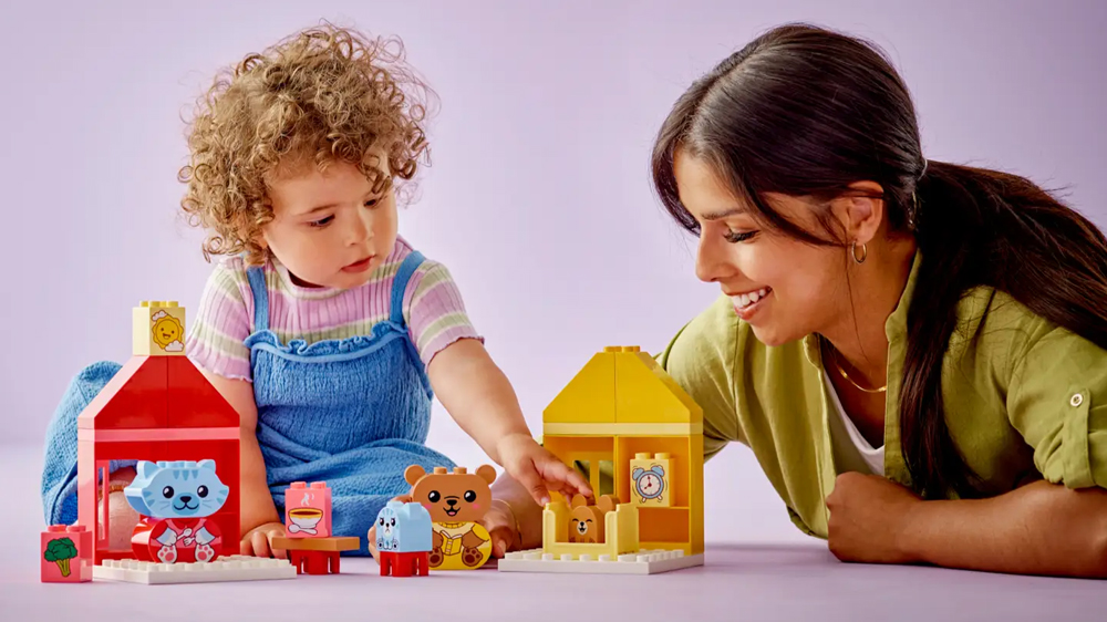 Matka s dítětem u stavebnice LEGO® DUPLO® Každodenní aktivity: Jídlo a spánek 10414 EW_02