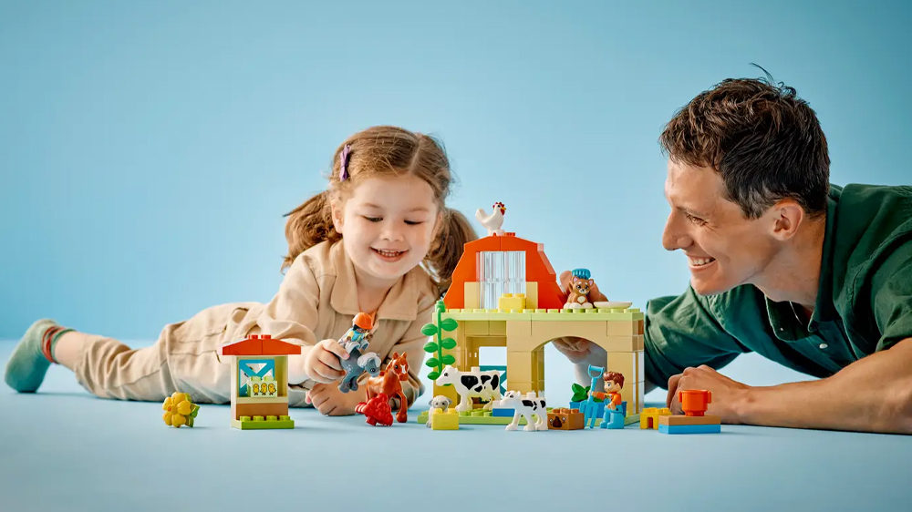 Otec s dítětem u stavebnice LEGO® DUPLO® Péče o zvířátka na farmě 10416 EW_02