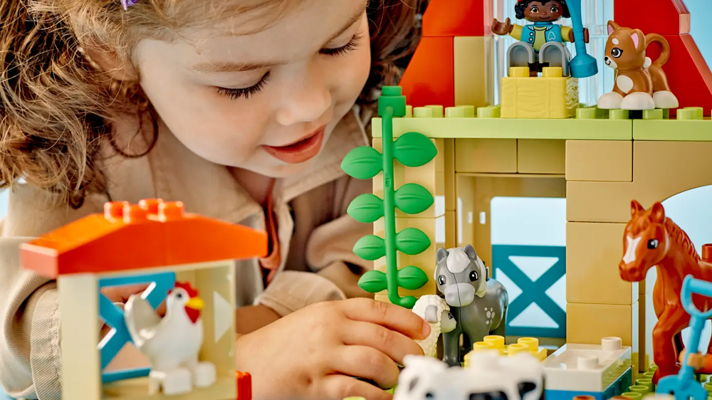 Dítě se stavebnicí LEGO® DUPLO® Péče o zvířátka na farmě 10416 EW_04