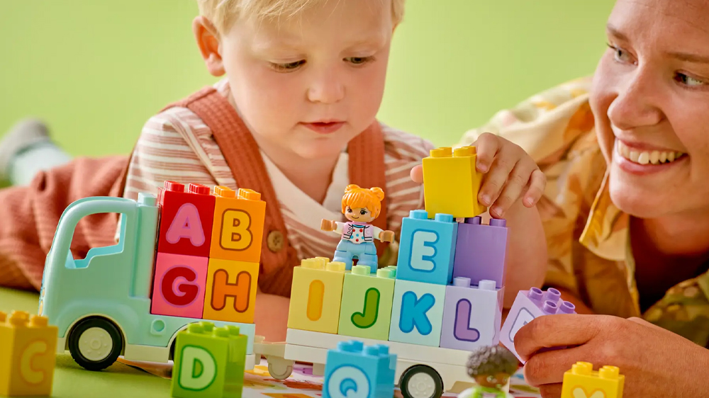 Matka s dítětem u stavebnice LEGO® DUPLO® Náklaďák s abecedou 10421 EW_02